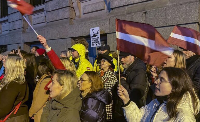 Más de 10.000 personas se manifiestan en Riga contra la salida del Convenio de Estambul de protección de las mujeres
