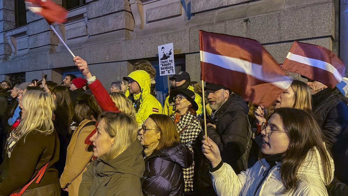 Más de 10.000 personas se manifiestan en Riga contra la salida del Convenio de Estambul de protección de las mujeres
