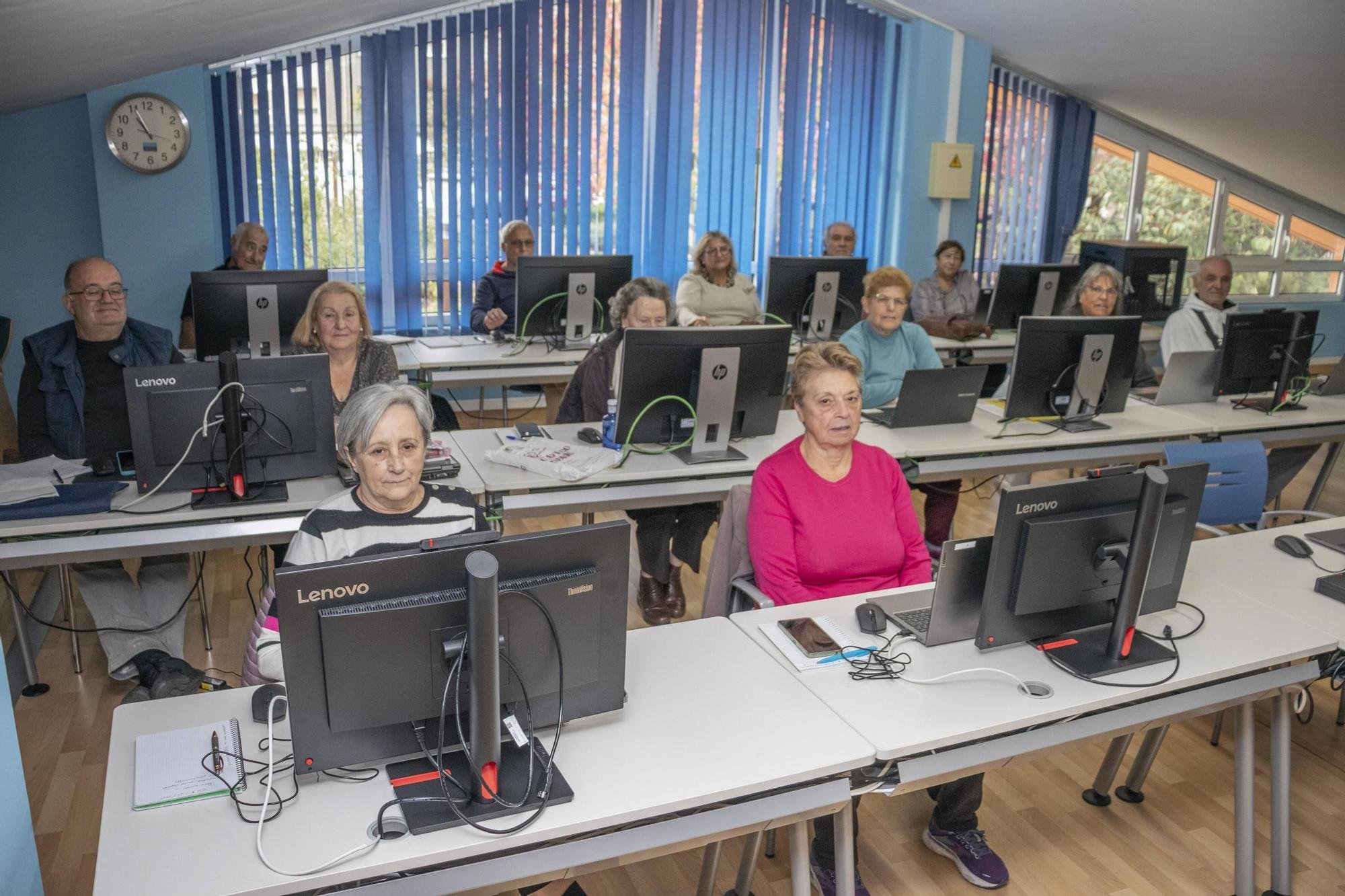 Un recorrido por el Centro Social para Mayores de El Llano, en imágenes
