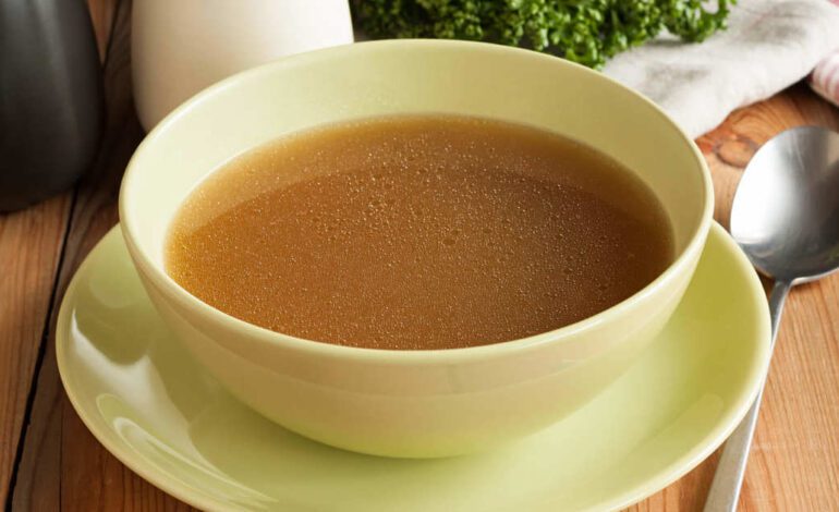 Este caldo de alitas de pollo es la base para realzar cualquier plato