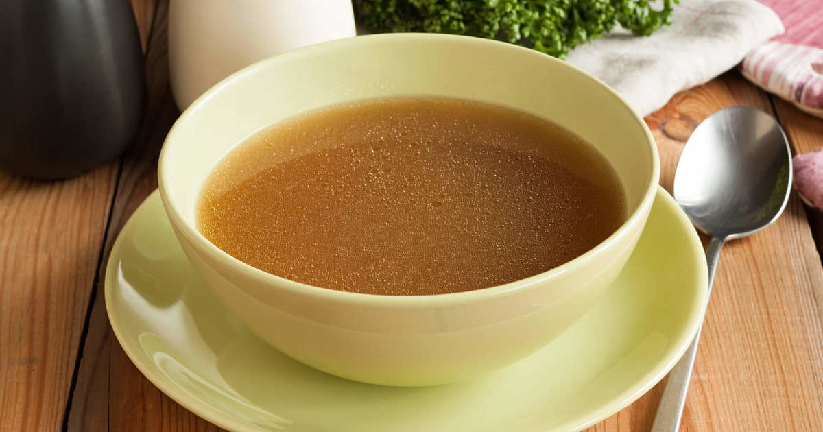 Este caldo de alitas de pollo es la base para realzar cualquier plato