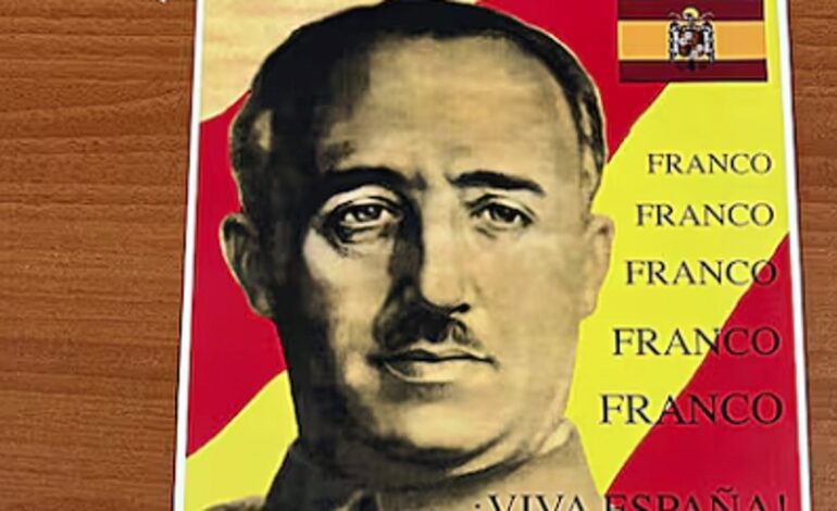 un alcalde de Vox reparte un calendario con Franco y la bandera preconstitucional del águila