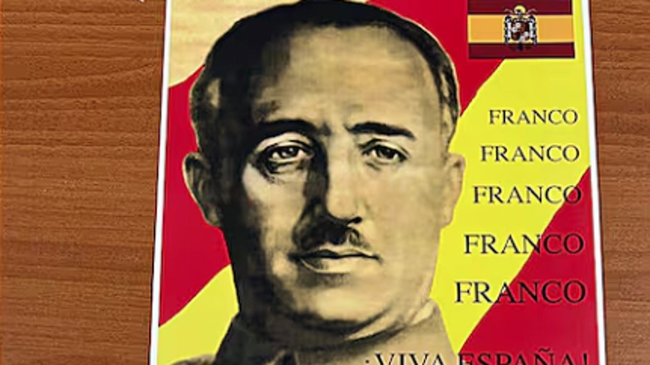 un alcalde de Vox reparte un calendario con Franco y la bandera preconstitucional del águila