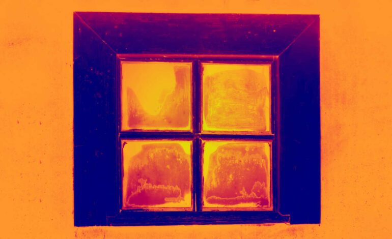 El truco del film transparente en las ventanas que mantiene tu casa caliente sin gastar