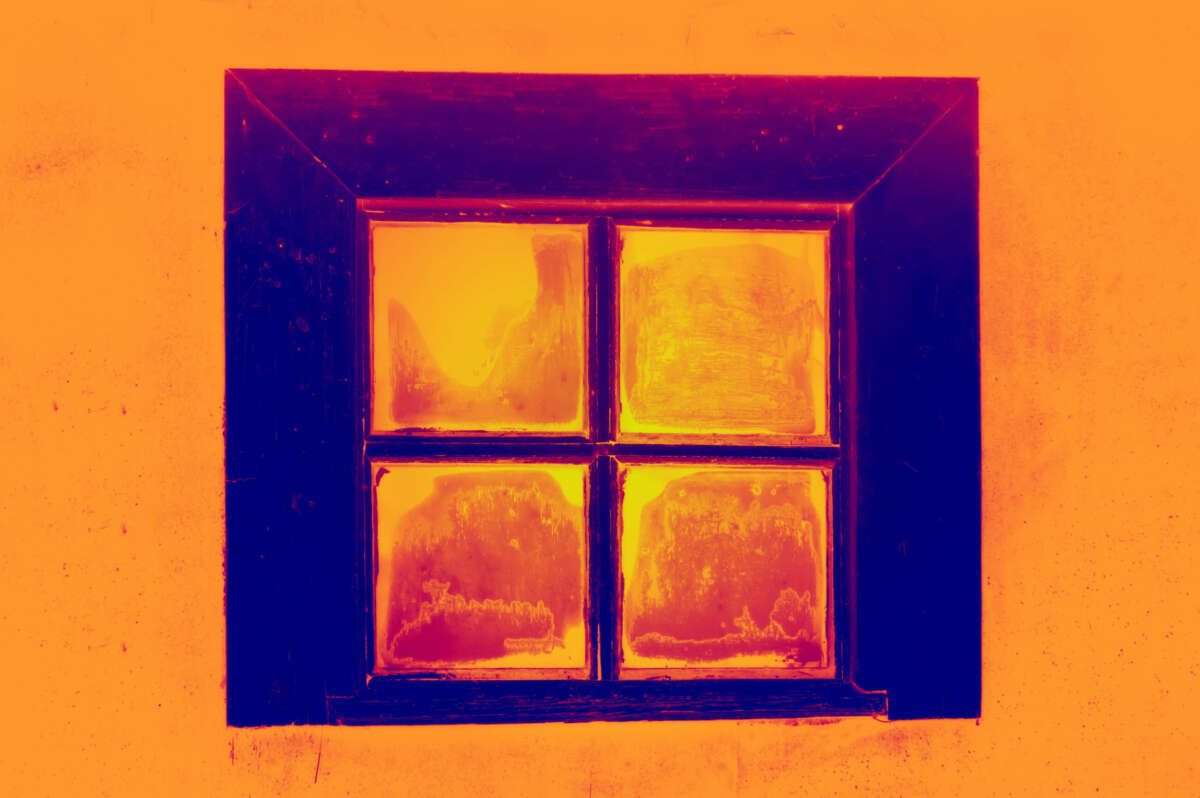 El truco del film transparente en las ventanas que mantiene tu casa caliente sin gastar