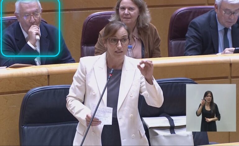 La cámara pilla a Javier Arenas (PP) vapeando dentro del Senado justo detrás de la ministra de Sanidad