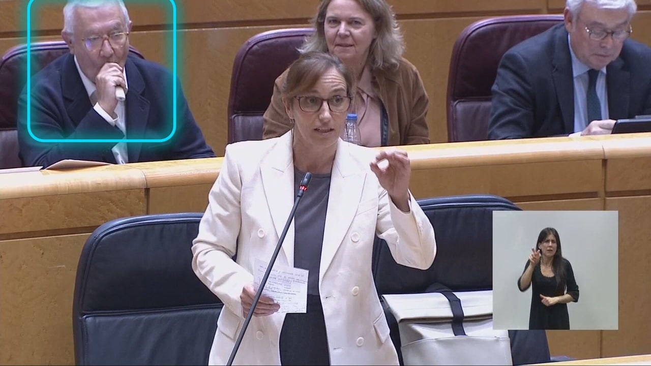 La cámara pilla a Javier Arenas (PP) vapeando dentro del Senado justo detrás de la ministra de Sanidad