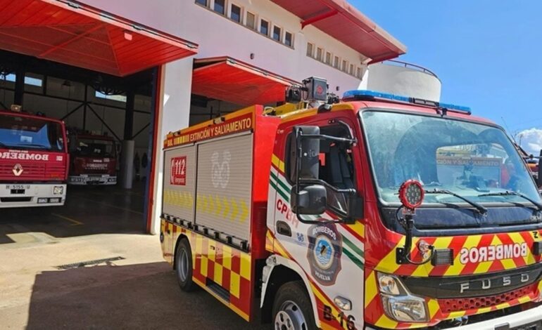 Un incendio en un desguace de motos provoca una columna de humo en Alboraya, Valencia