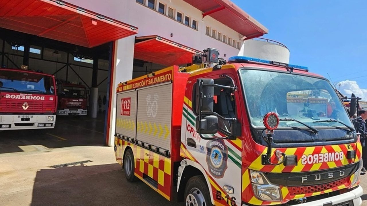 Un incendio en un desguace de motos provoca una columna de humo en Alboraya, Valencia