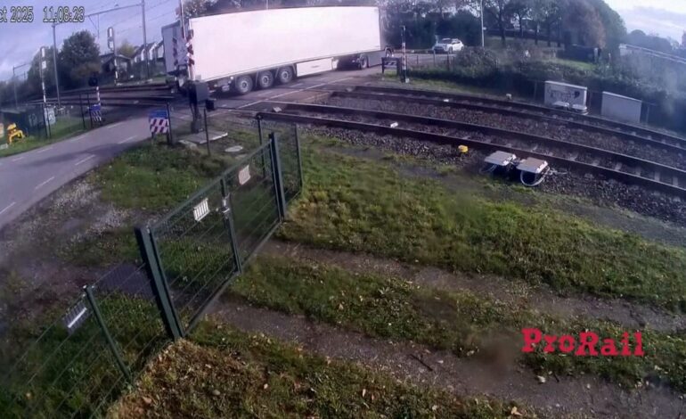 Un tren arrolla a un camión lleno de peras y 5 personas resultan heridas