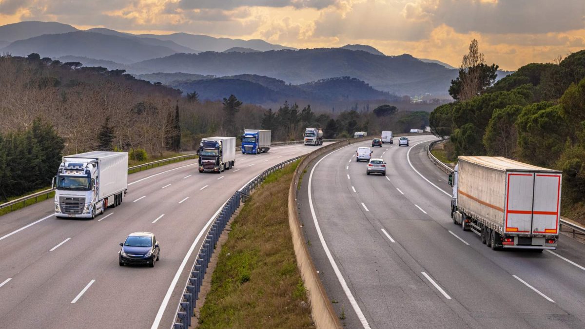 Más de 1.000 camioneros multados en Cataluña por algo que pone en grave peligro al resto de los conductores