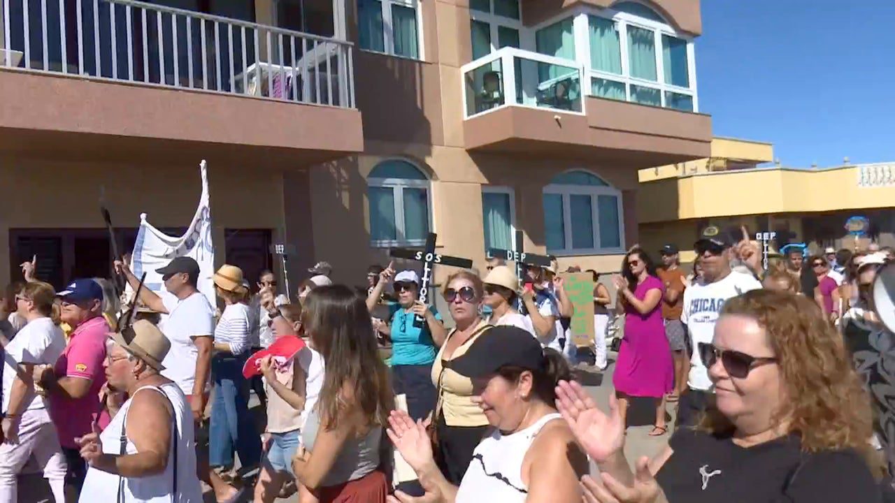 Miles de personas se manifiestan contra el cierre por contaminación de 17 playas en Gran Canaria