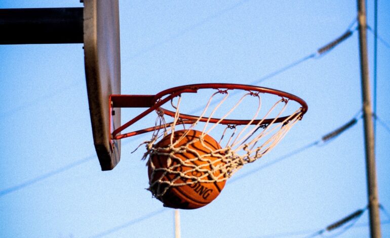 Prisión para un entrenador del baloncesto por pedir fotos íntimas a dos jugadoras menores