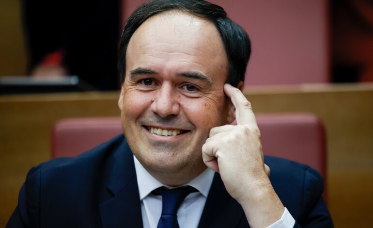 Pérez Llorca, investido presidente de la Generalitat Valenciana con los 40 votos del PP y los 13 de Vox