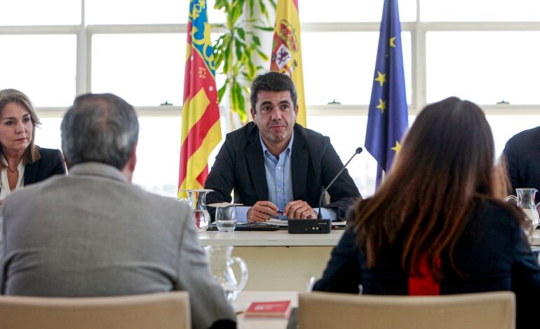 Mazón acude al Consell como si nada, evita a la prensa y los suyos adoptan su discurso victimista