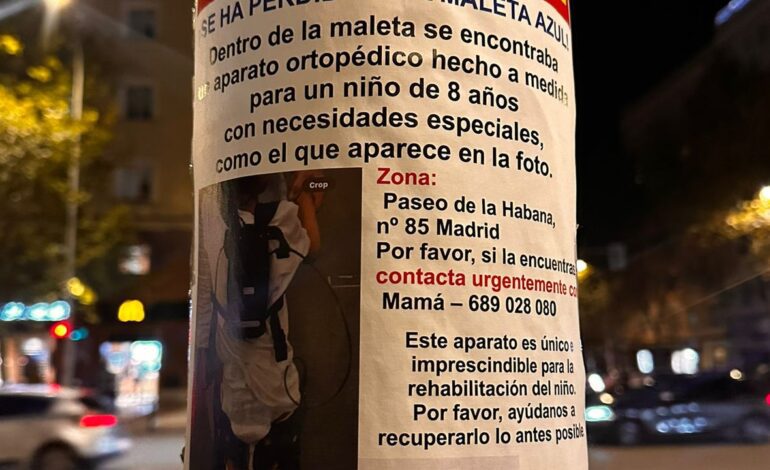 Piden ayuda para localizar una maleta azul con el exoesqueleto de un niño de 8 años dentro: «Son sus piernas»