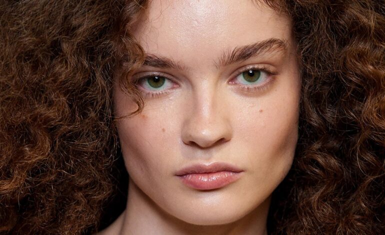 Cepillado facial en seco: el ritual que promete luminosidad y firmeza