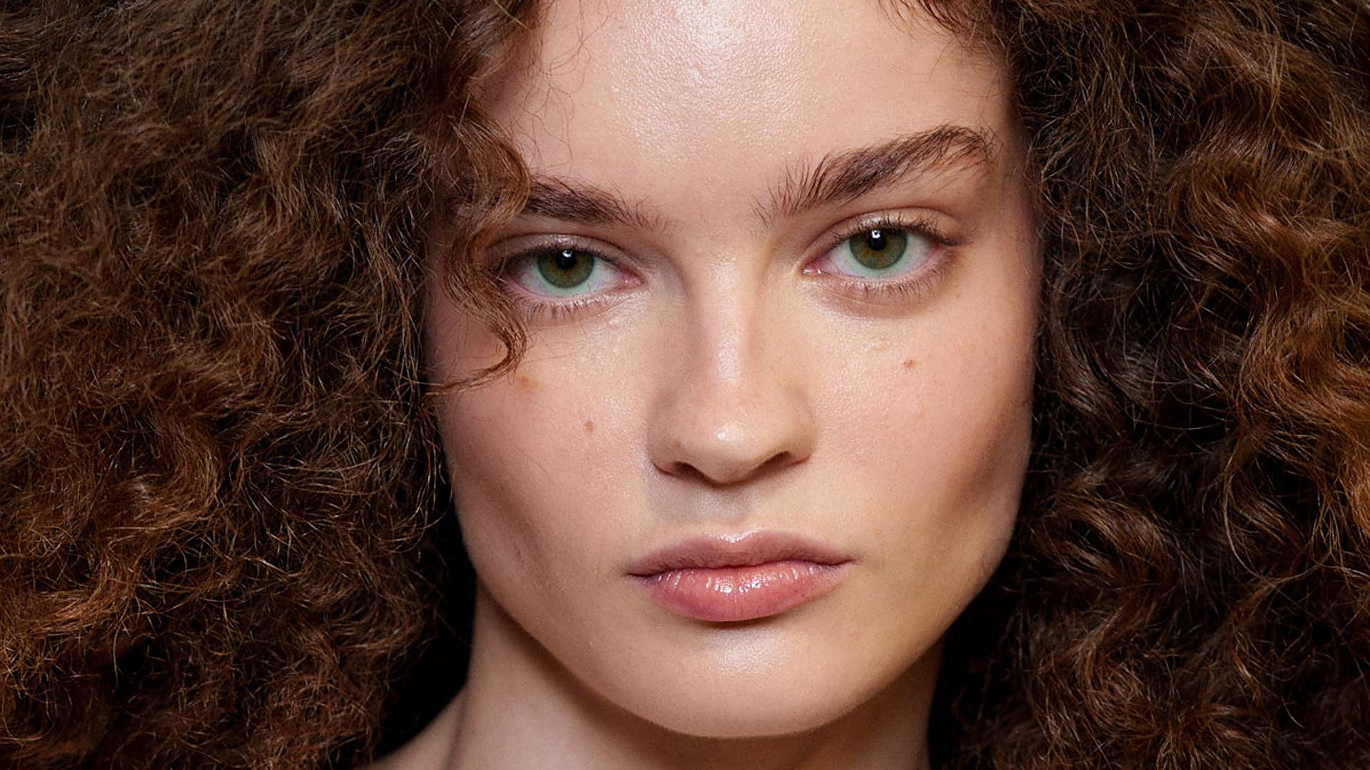 Cepillado facial en seco: el ritual que promete luminosidad y firmeza