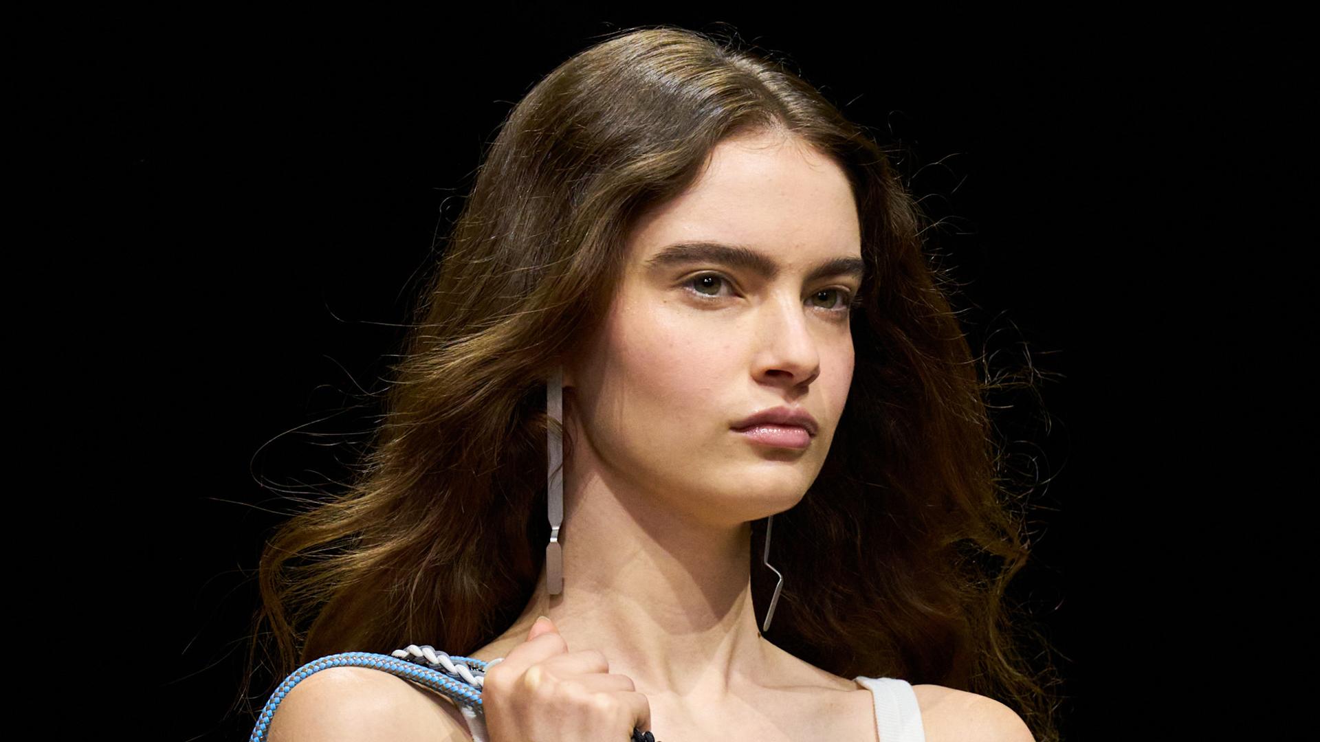 Por qué el cepillo que uses también puede afectar al estado de tu pelo