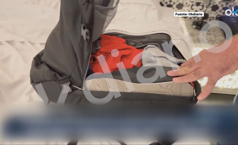 Koldo muestra su maleta para la cárcel