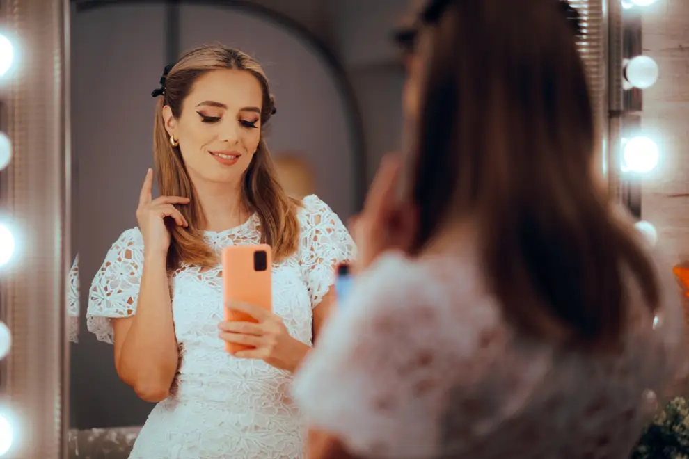 chica tomando una foto