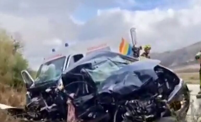 Diez heridos y un perro muerto en un choque frontal entre una ambulancia y un coche en Cuevas del Becerro