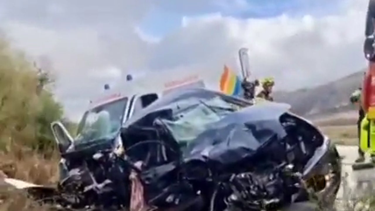 Diez heridos y un perro muerto en un choque frontal entre una ambulancia y un coche en Cuevas del Becerro