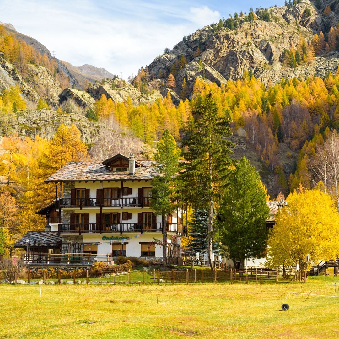 Parque Nacional Gran Paradiso, Italia, durante la dorada temporada de otoño