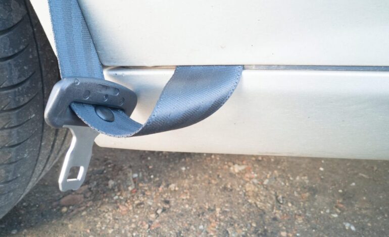¿Para qué sirve el botón del cinturón de seguridad? La función que nadie te explicó