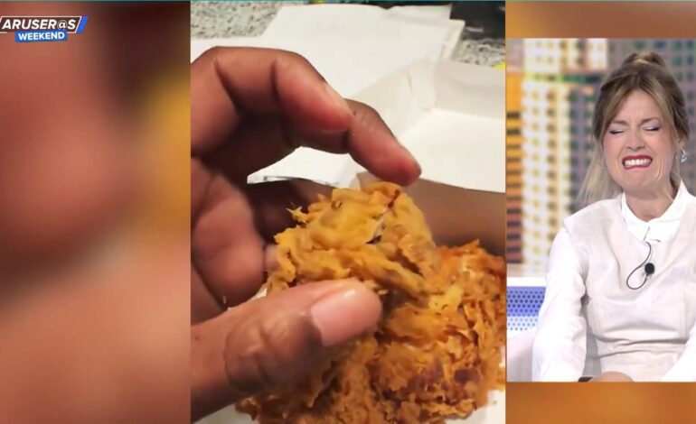 Una clienta se encuentra un pollo frito y empanado con cabeza y todo en un restaurante de comida rápida