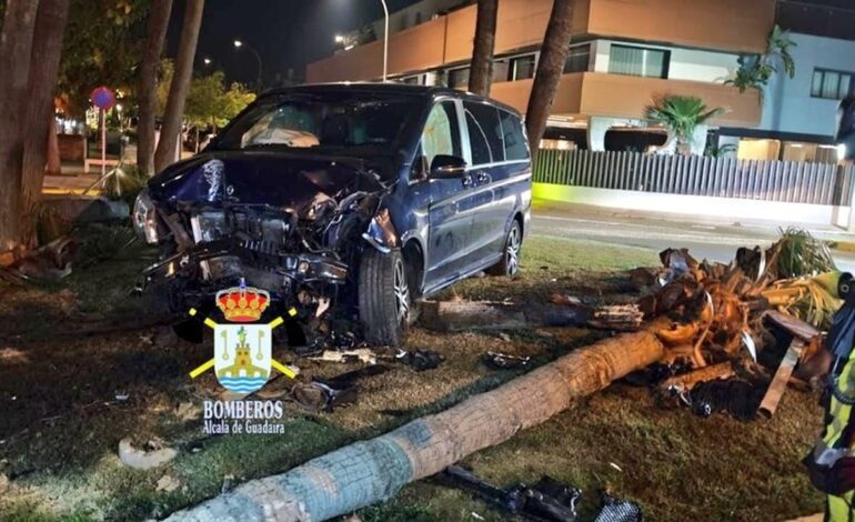 Cayetano Rivera sale ileso tras chocar su coche contra una palmera en Alcalá de Guadaíra, Sevilla