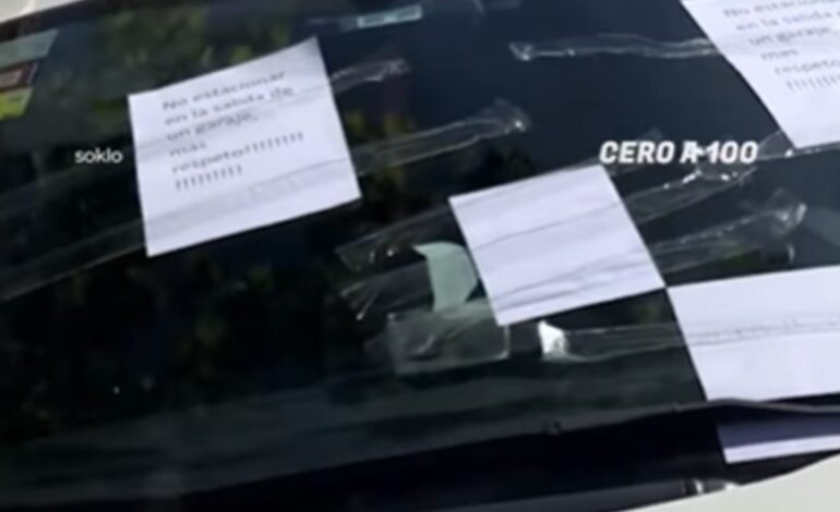 ¿Fue demasiado? Un coche aparca mal fuera de su casa, la dueña se venga haciendo esto y se abre la polémica en las redes