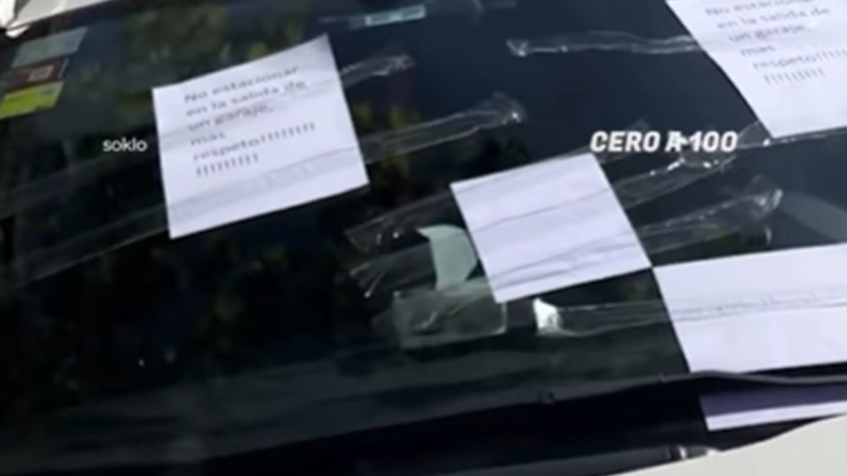 ¿Fue demasiado? Un coche aparca mal fuera de su casa, la dueña se venga haciendo esto y se abre la polémica en las redes