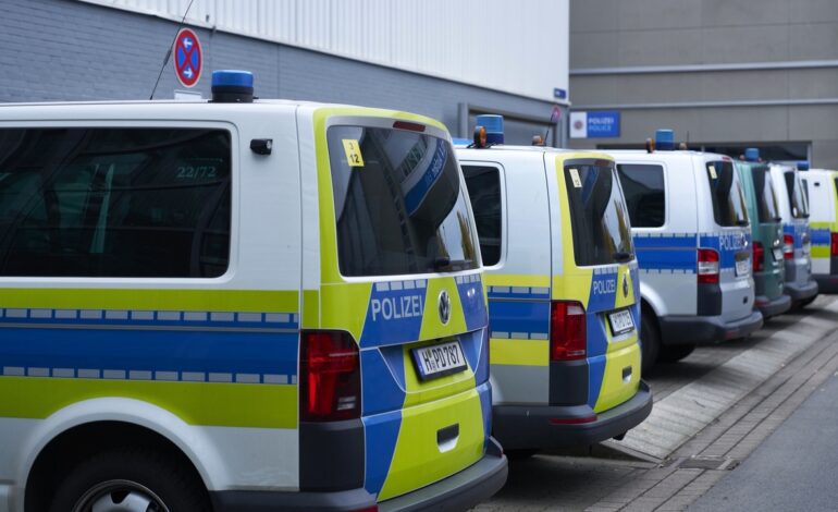 Detenido por pintar esvásticas con su propia sangre en numerosos coches y fachadas