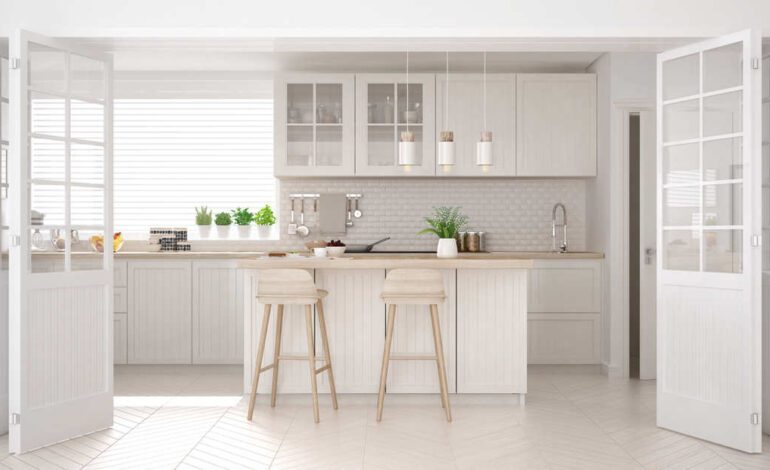 Para no encorvarte o levantar los hombros al cocinar, la encimera de la cocina debe quedar a la altura de tus codos