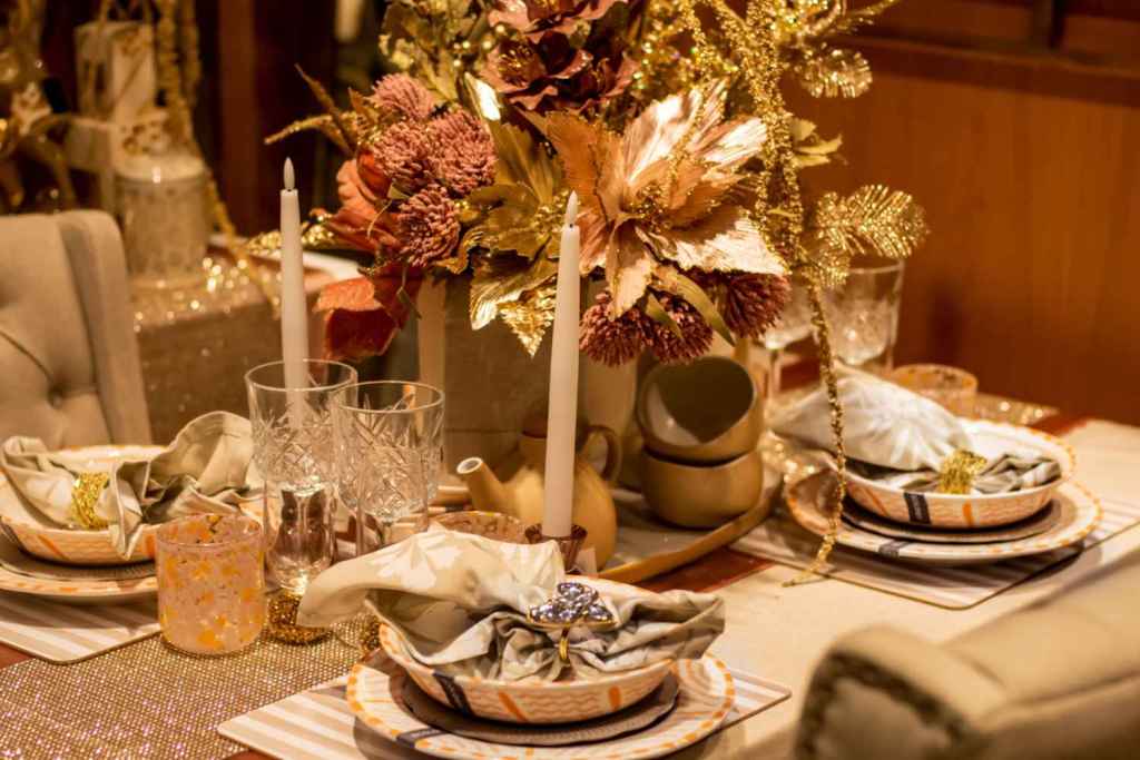 Tener flores frescas siempre ayuda a realzar la decoración de una mesa navideña