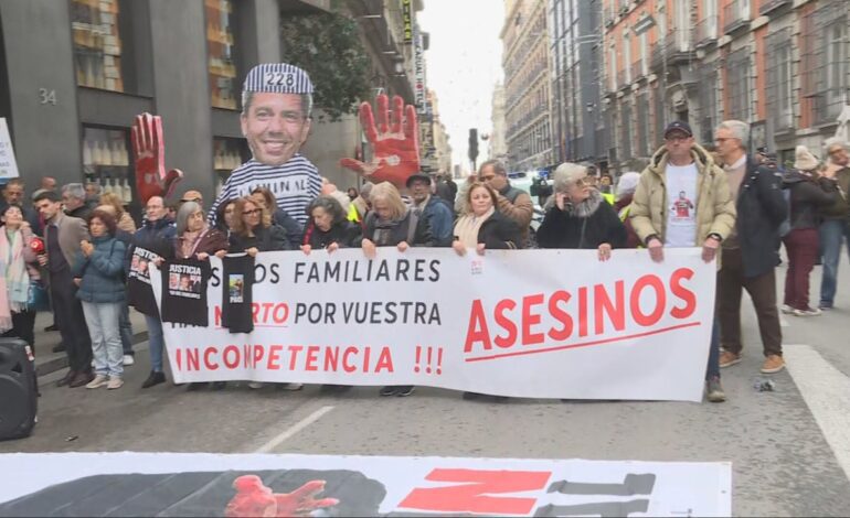 Los familiares de las víctimas de la DANA se concentran frente al Congreso exigiendo cárcel para Mazón