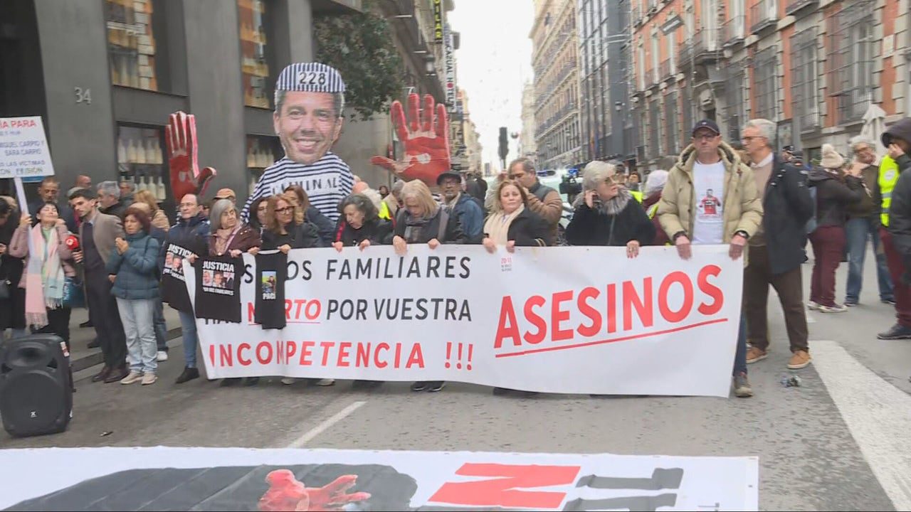 Los familiares de las víctimas de la DANA se concentran frente al Congreso exigiendo cárcel para Mazón