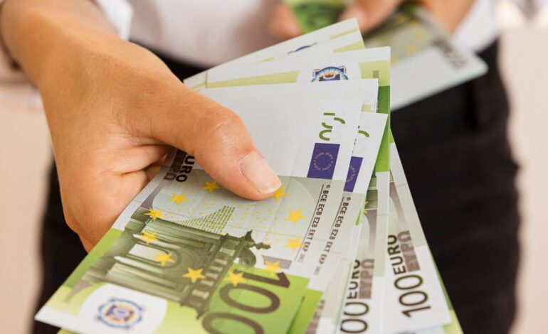 Los ingresos de los españoles crecen la mitad que en la OCDE