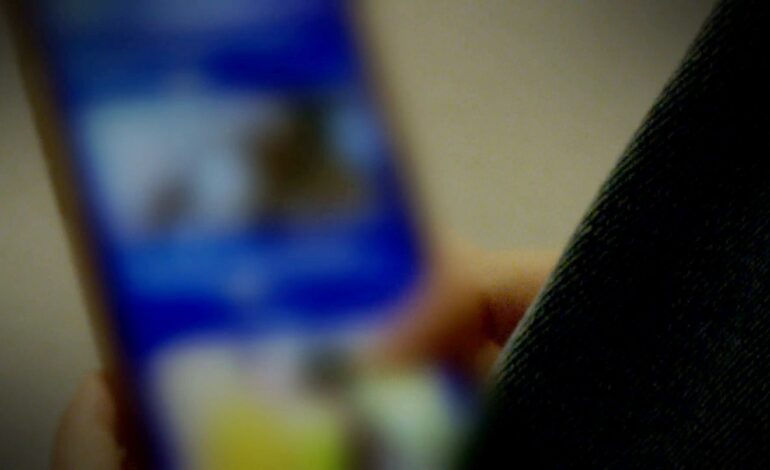 Un tercio de los jóvenes en España ve normal ganar dinero vendiendo contenido íntimo, según Save the Children