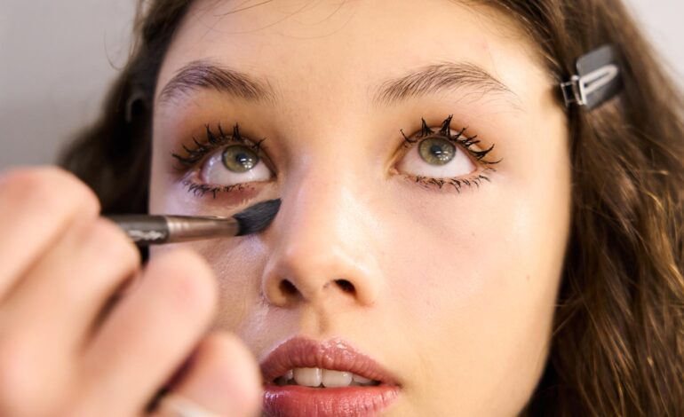 El corrector favorito de las que tienen las ojeras oscuras es este naranja que las tapa por completo