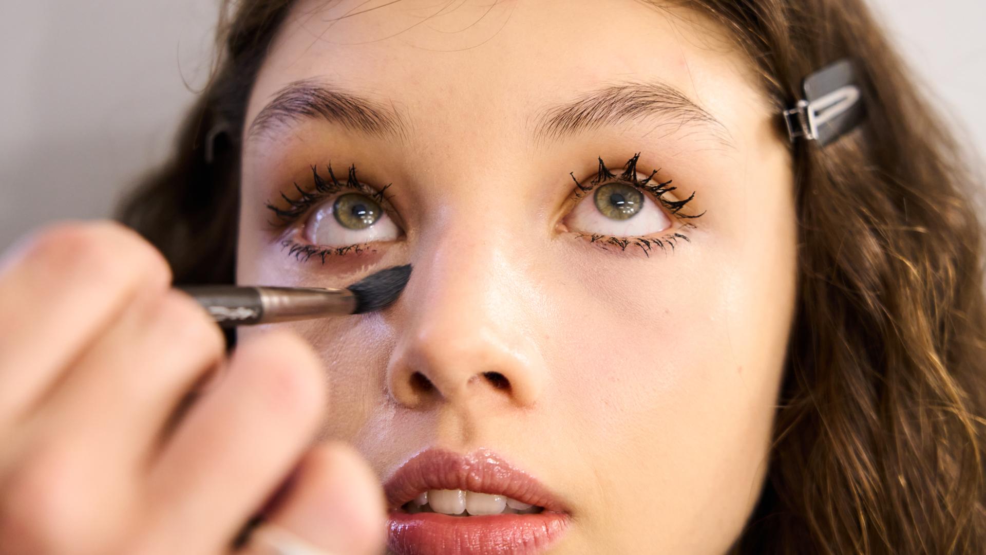 El corrector favorito de las que tienen las ojeras oscuras es este naranja que las tapa por completo