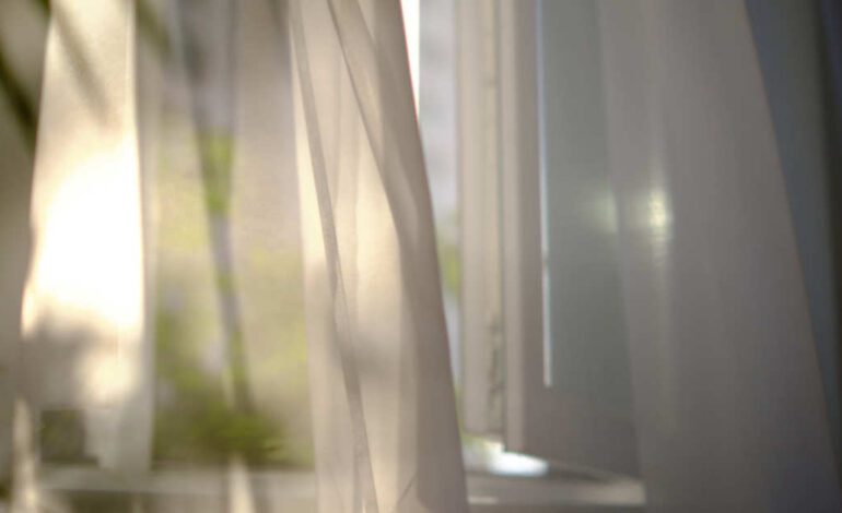La mayoría de cortinas están hechas de plástico y lo respiras en casa, pero hay alternativas