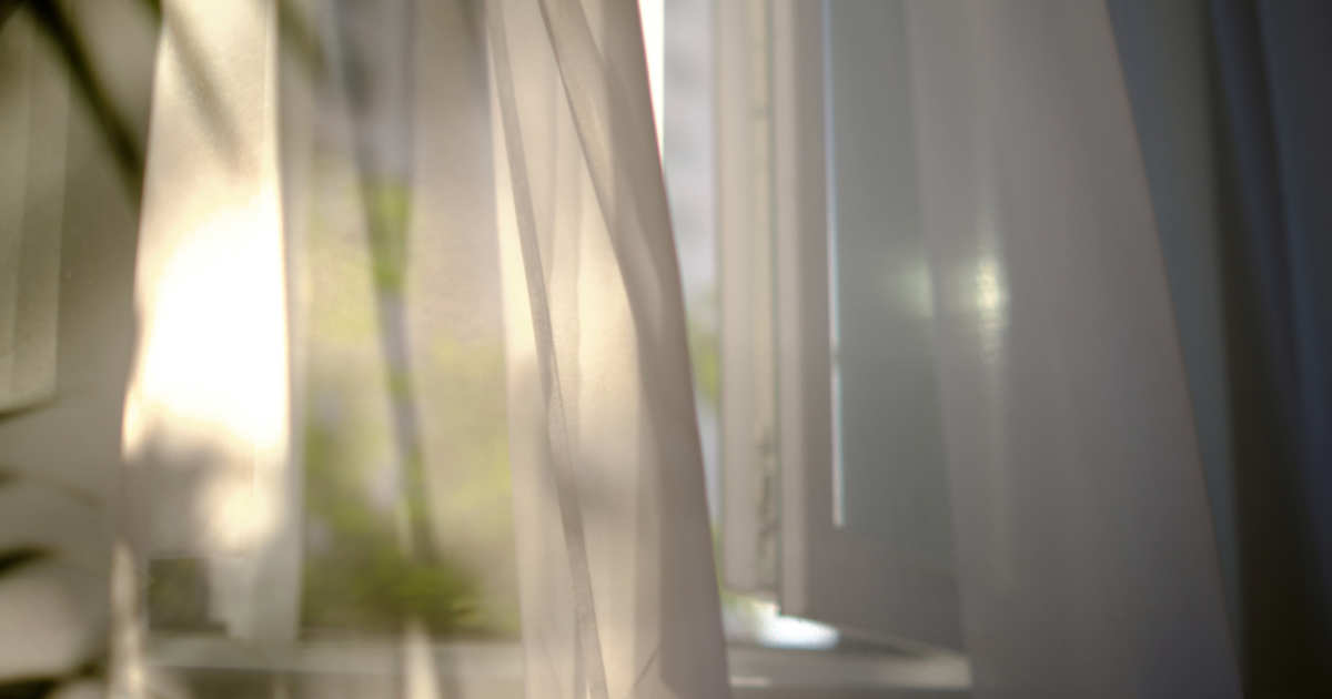 La mayoría de cortinas están hechas de plástico y lo respiras en casa, pero hay alternativas