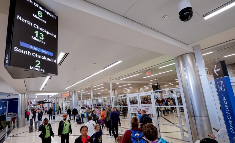 Caos y retrasos en 40 aeropuertos de EEUU tras una reducción de vuelos del 10% por «tensiones en el sistema»