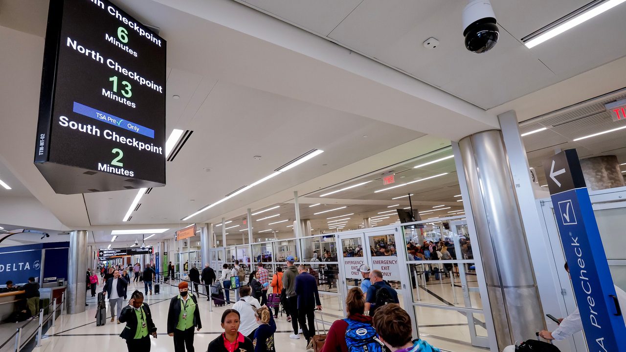Caos y retrasos en 40 aeropuertos de EEUU tras una reducción de vuelos del 10% por «tensiones en el sistema»