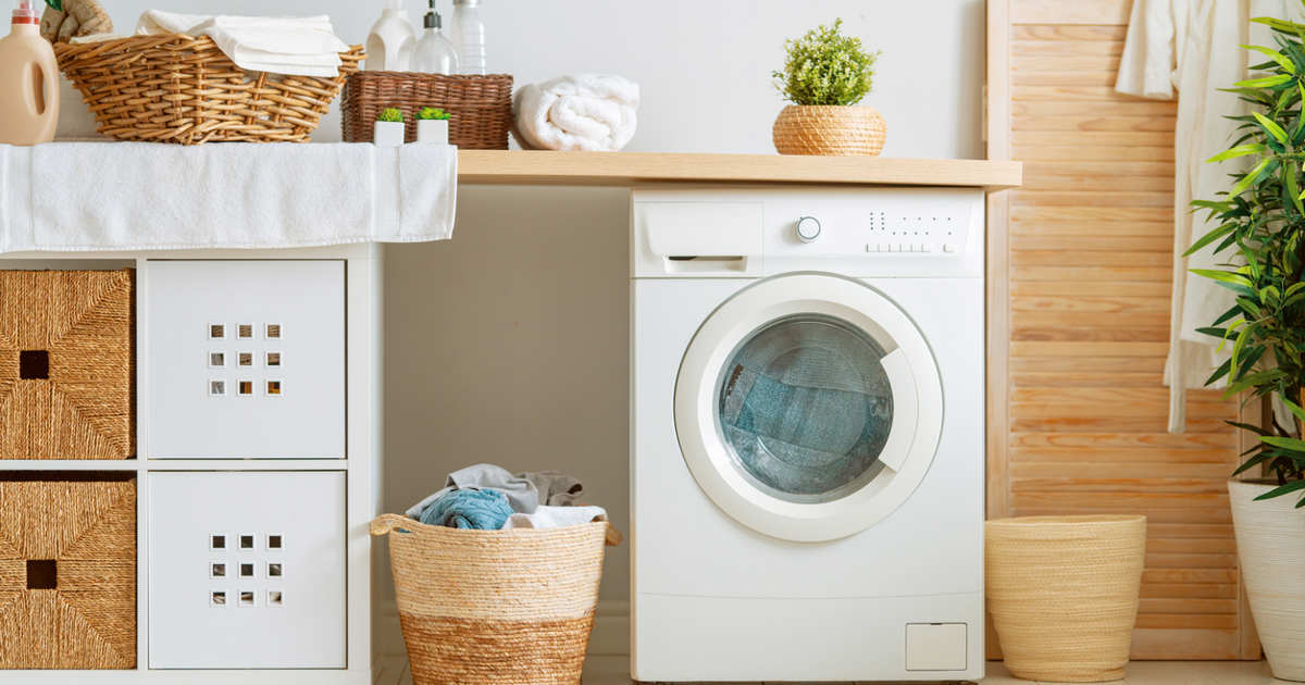 Los colores suaves, texturas naturales y superficies despejadas hacen que las tareas del hogar se vivan con más calma