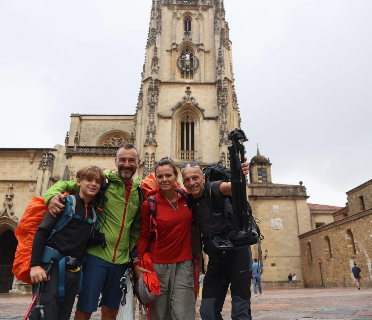 Un grupo de peregrinos, frente a la Catedral de Oviedo, ciudad donde comienza el Camino Primitivo. | mario canteli