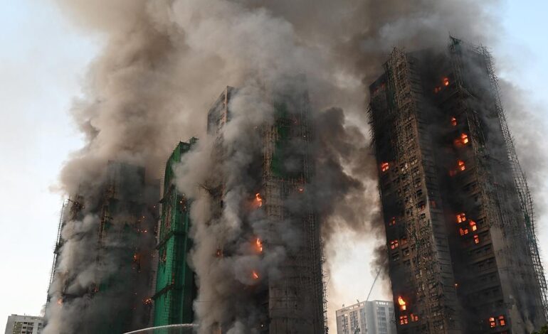 Un gran incendio devora tres rascacielos de viviendas en Hong Kong