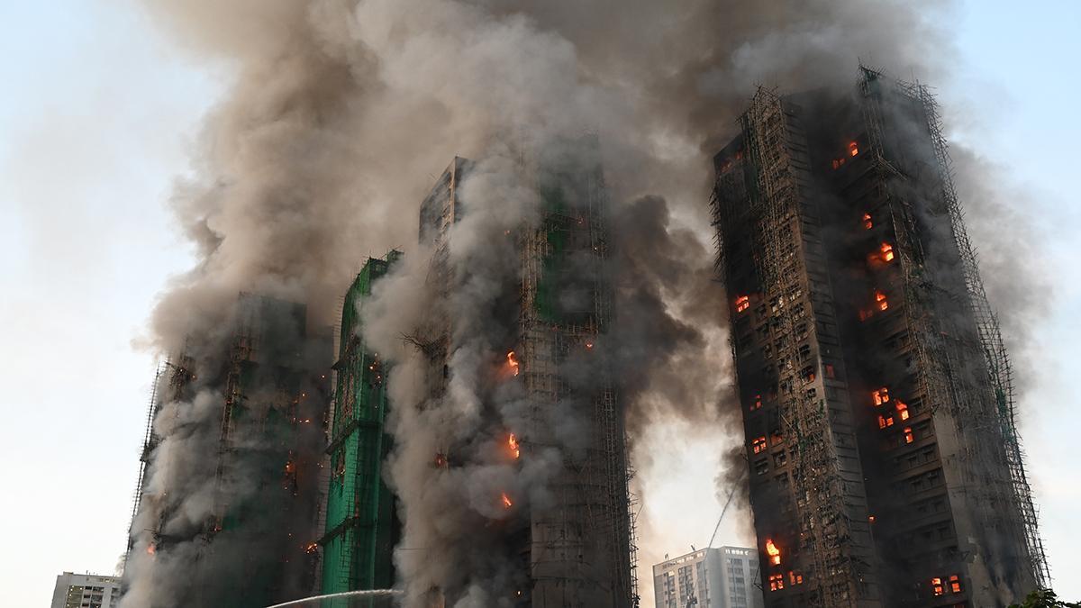 Un gran incendio devora tres rascacielos de viviendas en Hong Kong